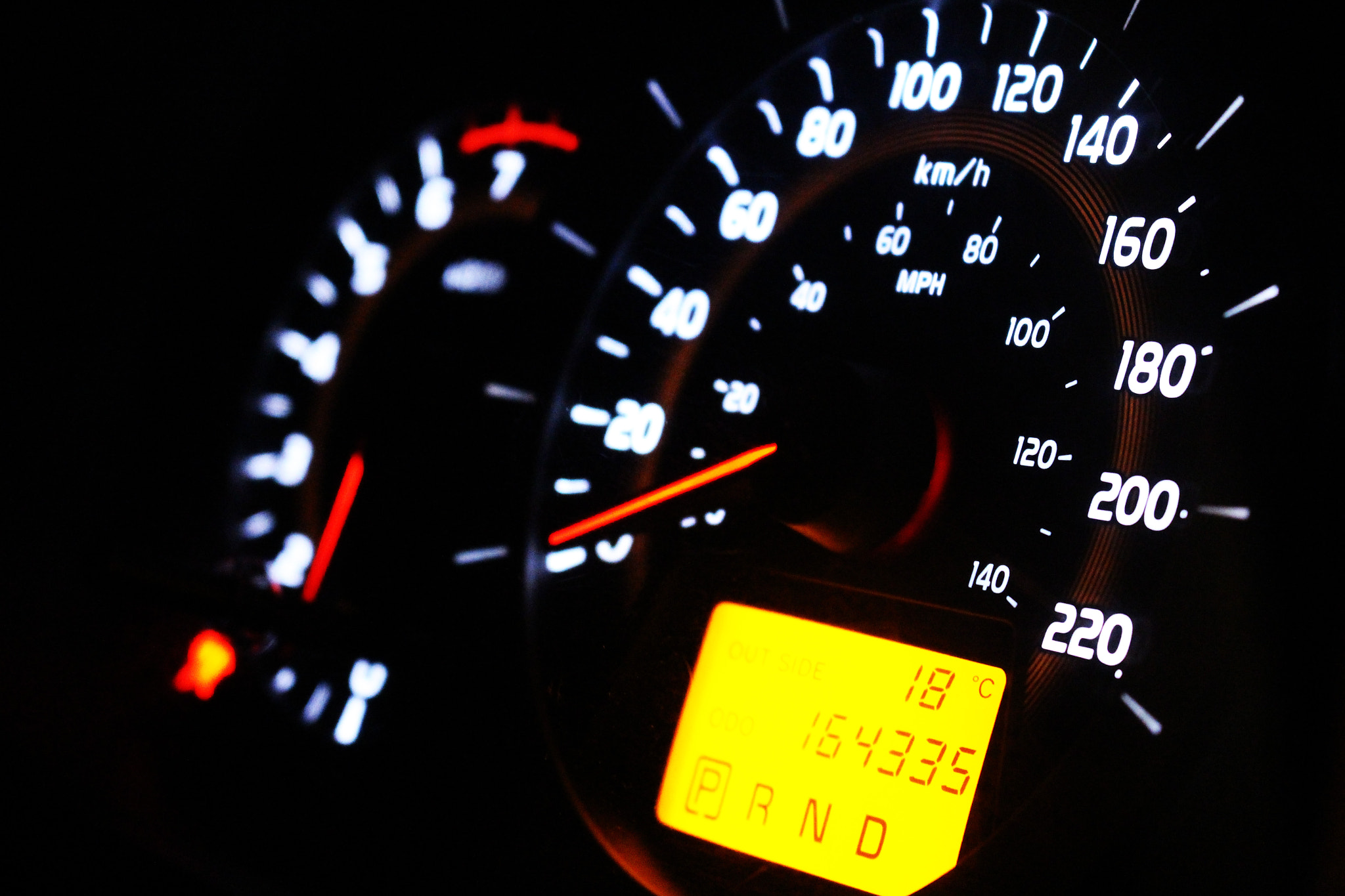 夜間に点灯した自動車のメーター