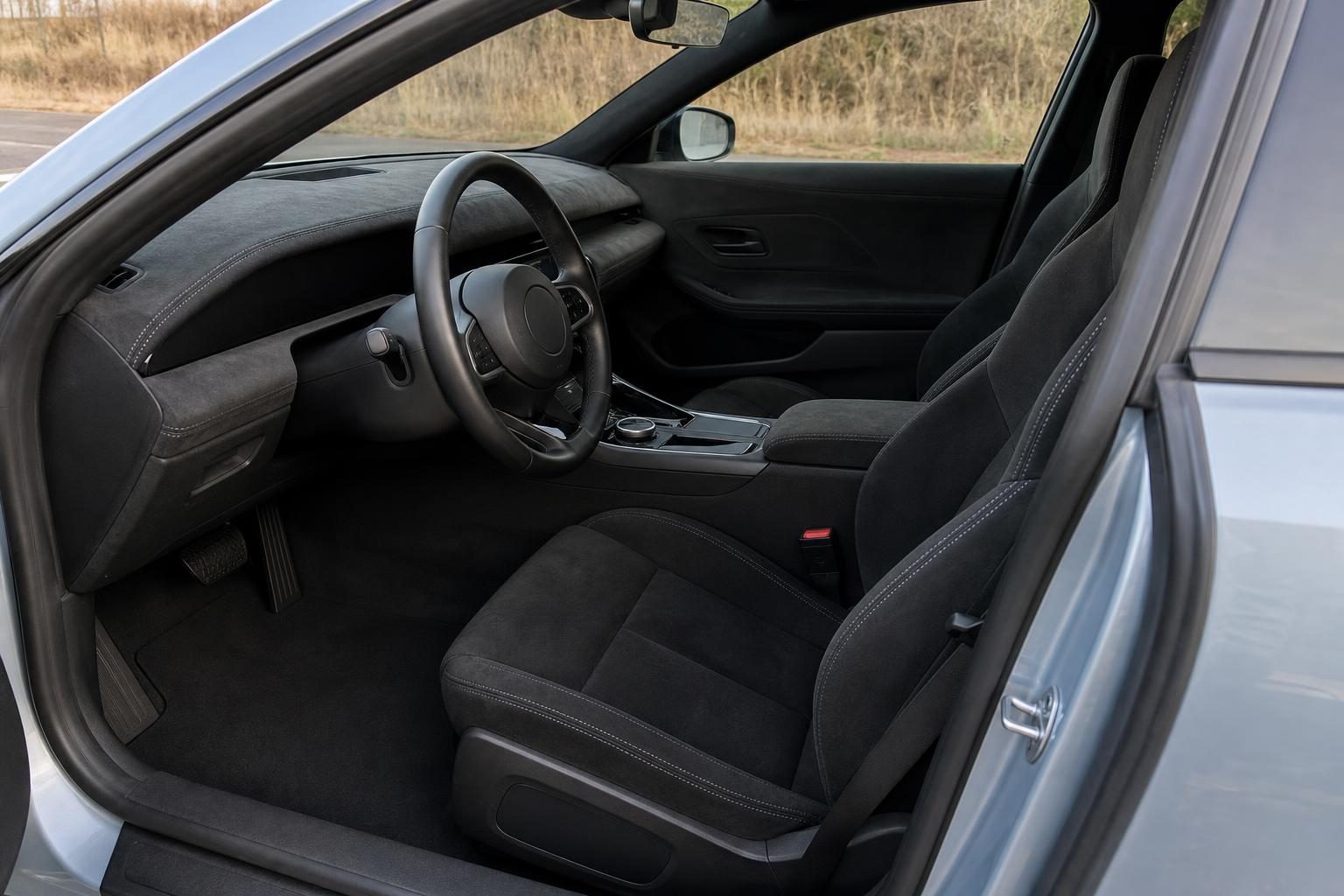 黒いスエード調の表皮を使ったスポーツシートの運転席まわり