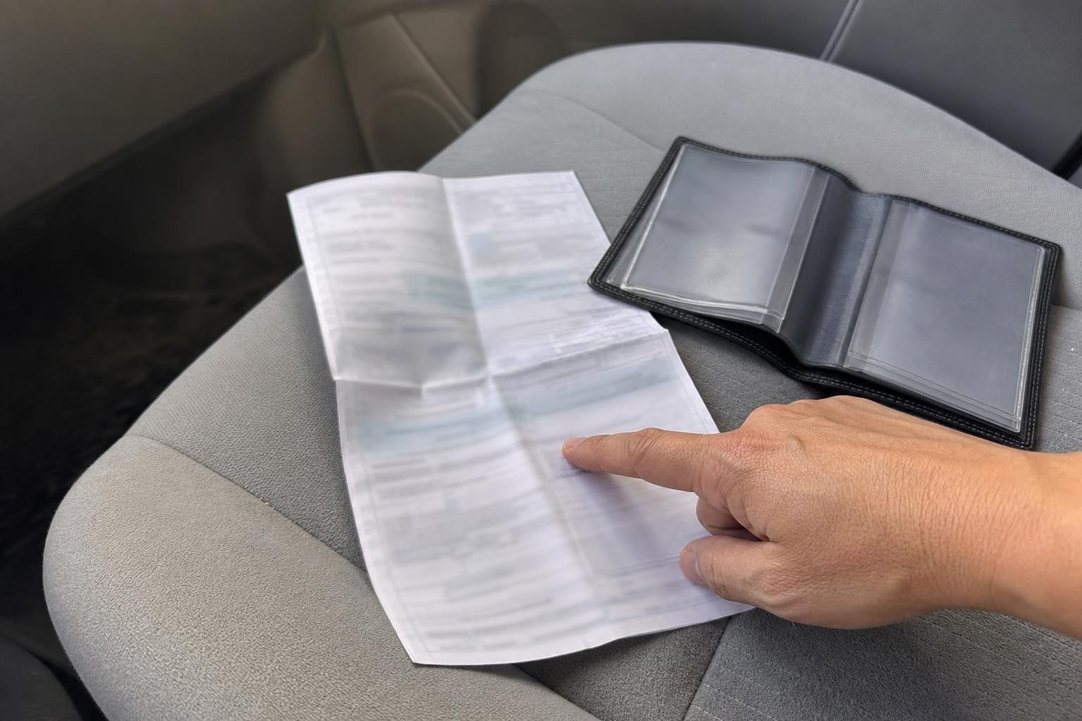 車検証の車台番号欄を指さしている手元