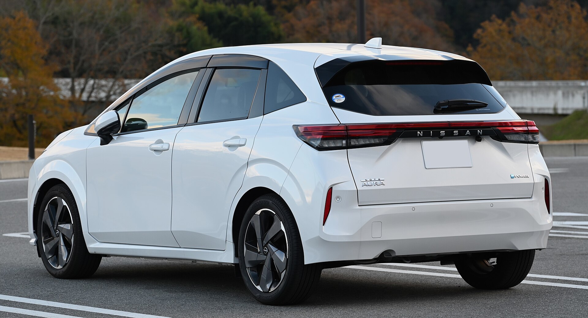日産 オーラの後ろ姿