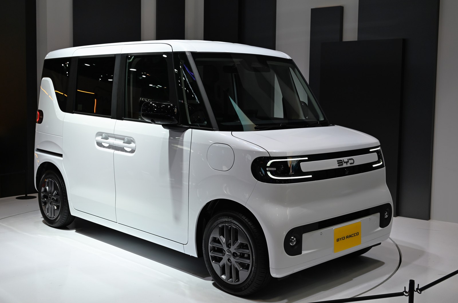 白い軽スーパーハイトワゴンの展示車を右前から見た写真