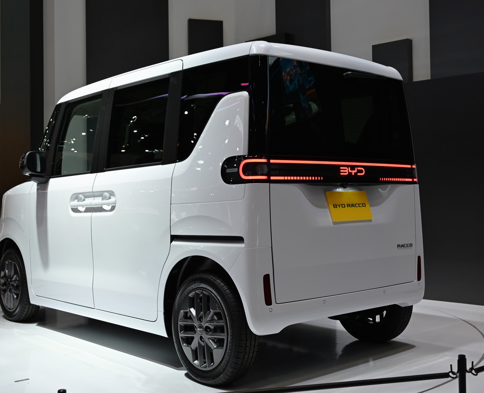 同じ展示車を右後ろから見た写真