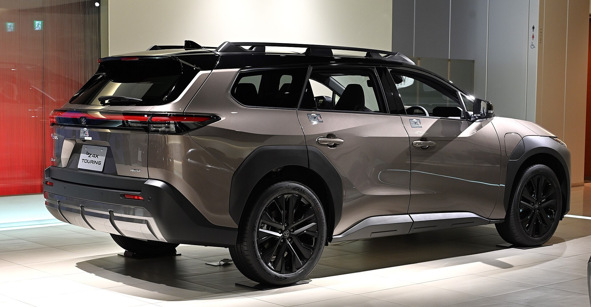 トヨタ・bZ4X Touring Z(4WD)の後ろ側の外観(実写・展示車・イメージ)
