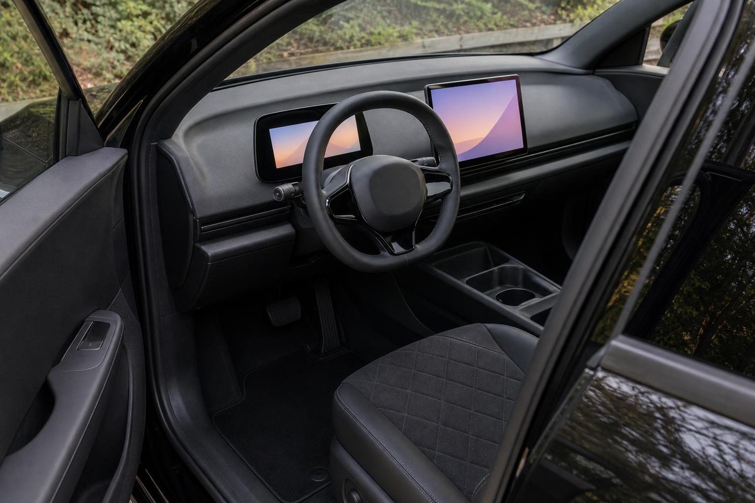 ドアを開けた運転席まわり。シートとハンドル、ドア内側が見える車内