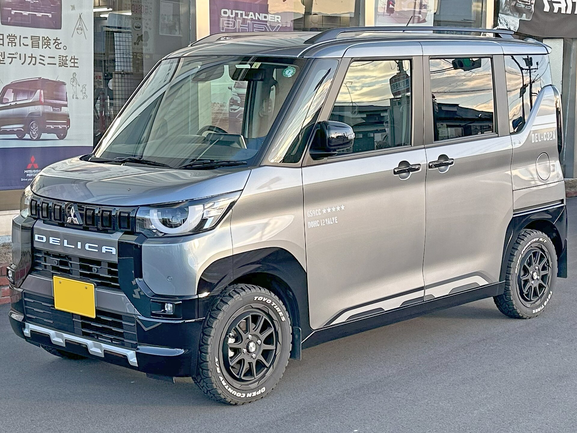三菱 デリカミニ G Premium 4WDの外観