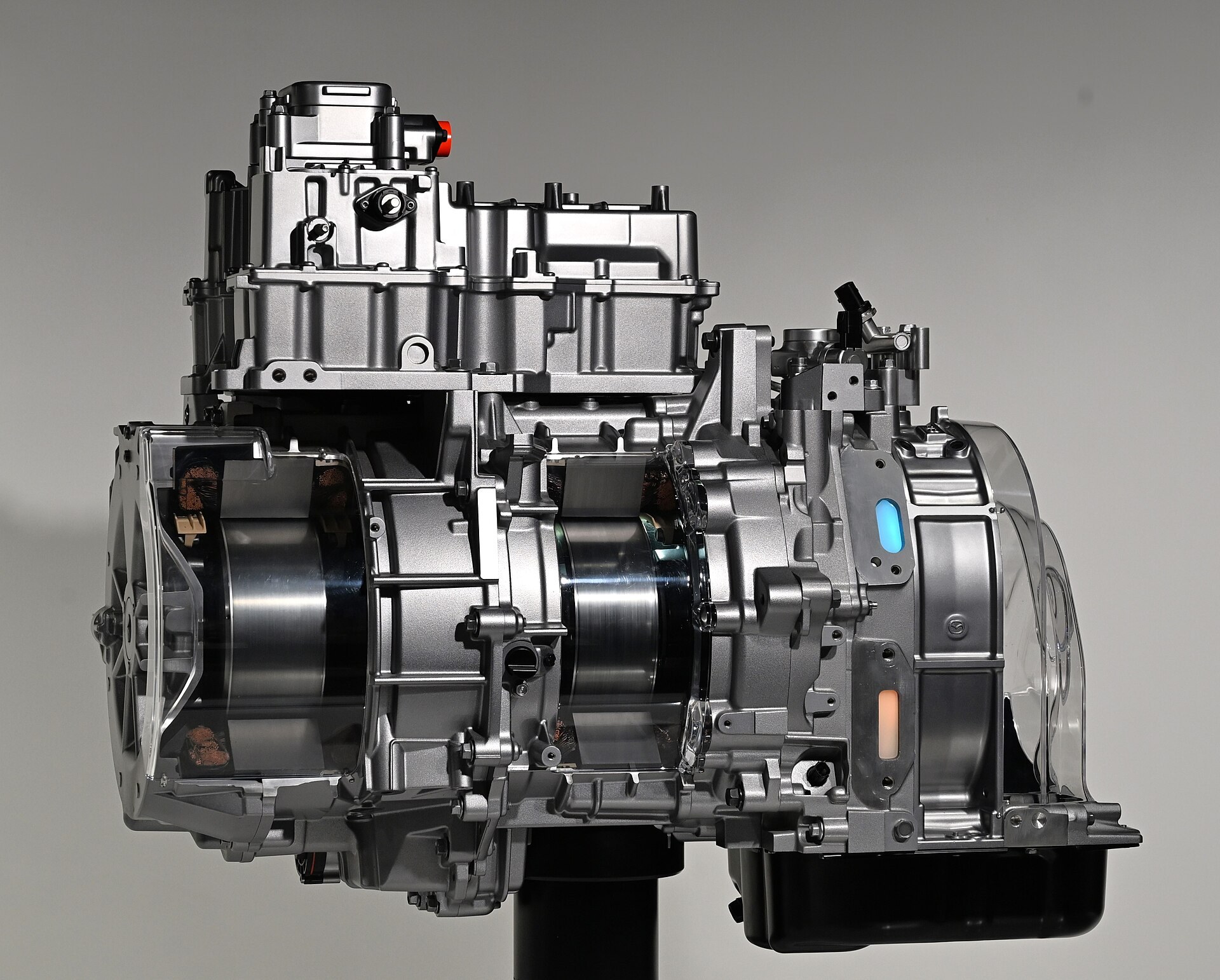 e-SKYACTIV R-EVのパワーユニットの展示（ロータリーエンジンを使うシステム）