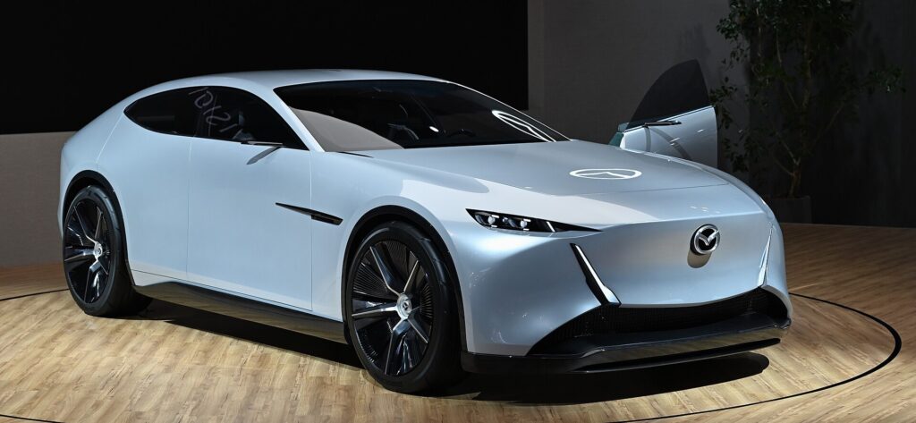 マツダ ビジョン X-クーペ（2025年のジャパンモビリティショーの展示車）を斜め前から見たところ
