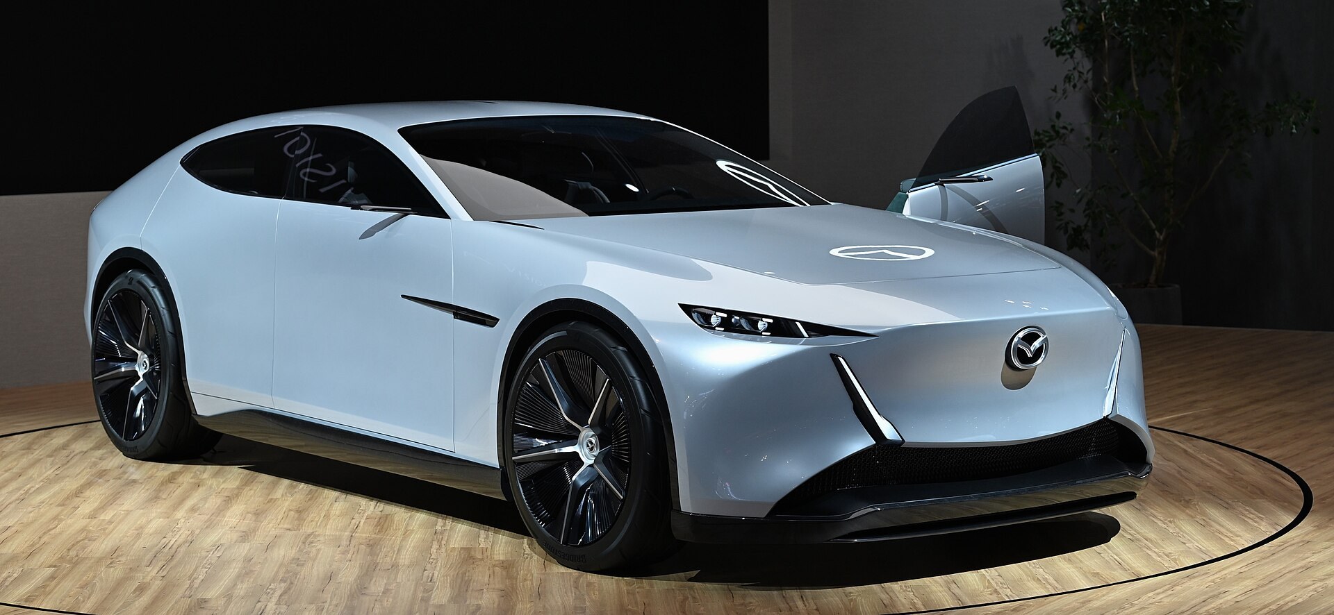 マツダ ビジョン X-クーペ（2025年のジャパンモビリティショーの展示車）を斜め前から見たところ