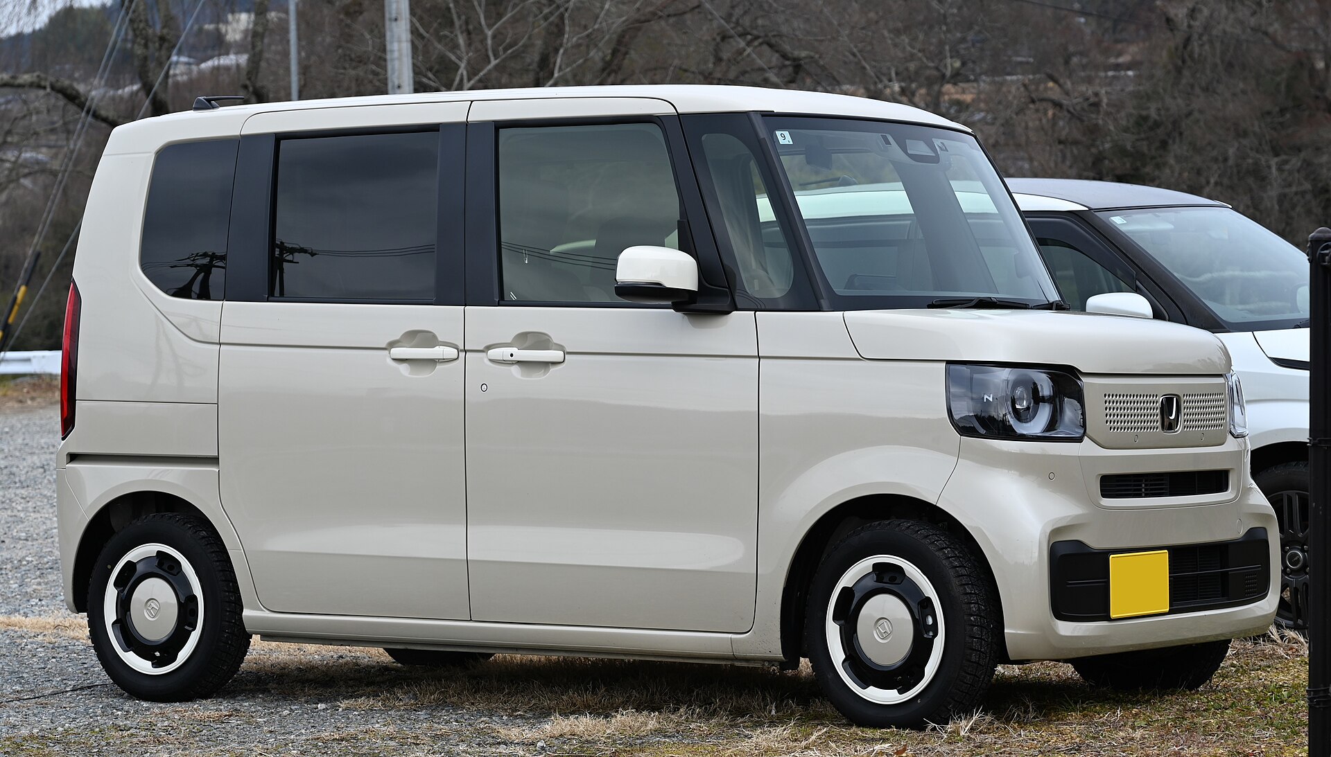 ホンダ N-BOXを斜め前から見たところ