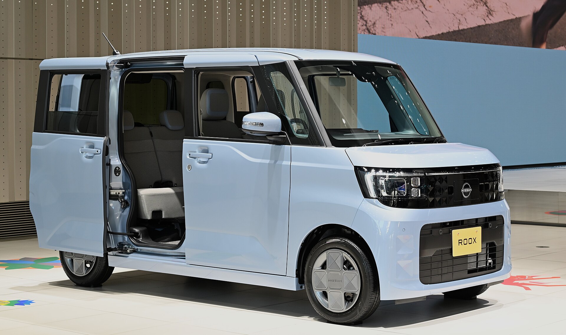 日産 ルークスを斜め前から見たところ