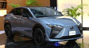 レクサスTZは日本で2026年冬頃に発売｜レクサス初のBEV3列シートSUV、全長5,100mm・システム出力300kW・航続距離620kmはいずれも暫定値