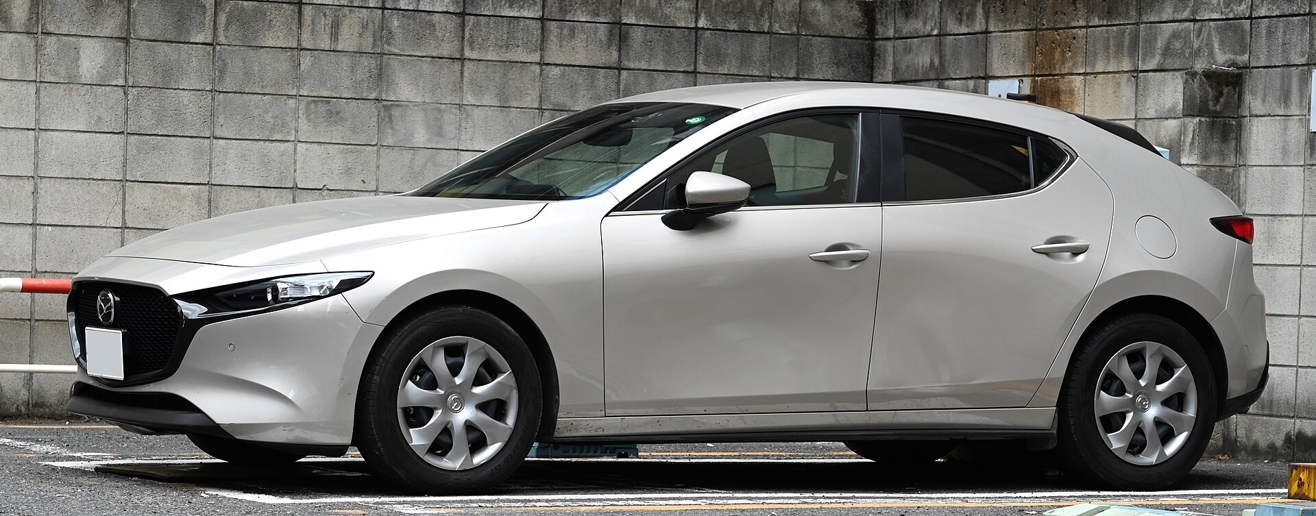 MAZDA3 ファストバックを斜め前から見たところ