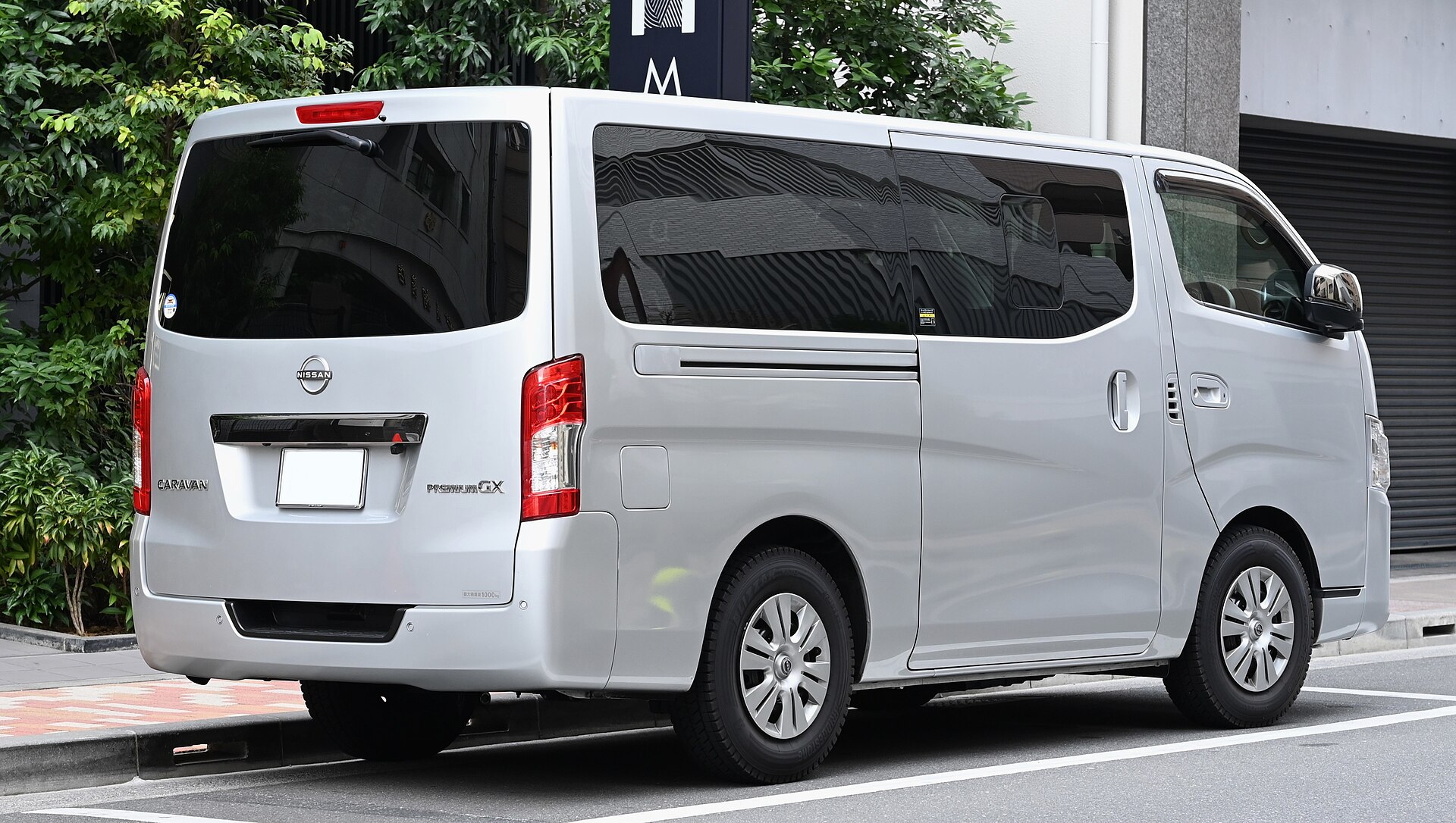 日産 キャラバンの後ろ姿