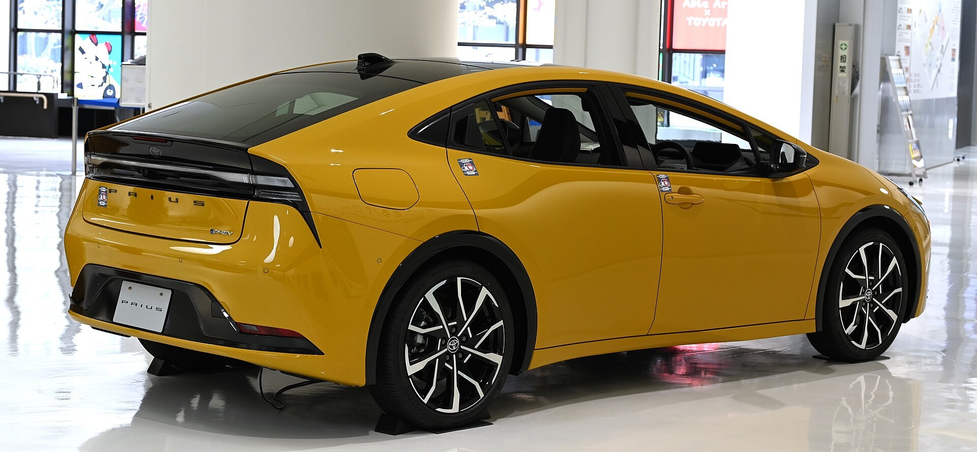 トヨタ・プリウス Zプラグインハイブリッド車の後ろ側の外観(実写・展示車・イメージ)