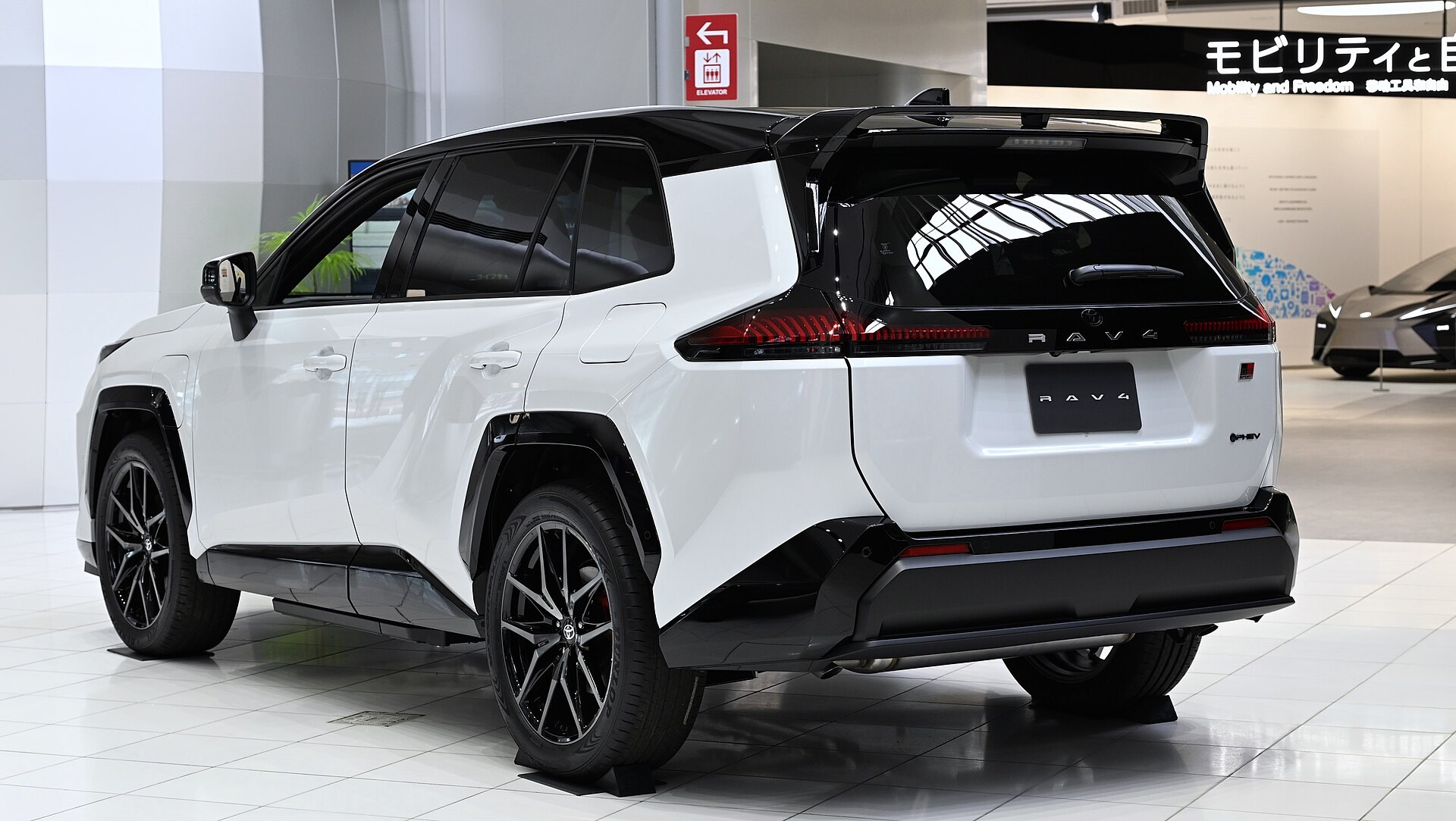 トヨタ・RAV4 GR SPORT(プラグインハイブリッド、試作車)の後ろ側の外観(実写・展示車・イメージ)