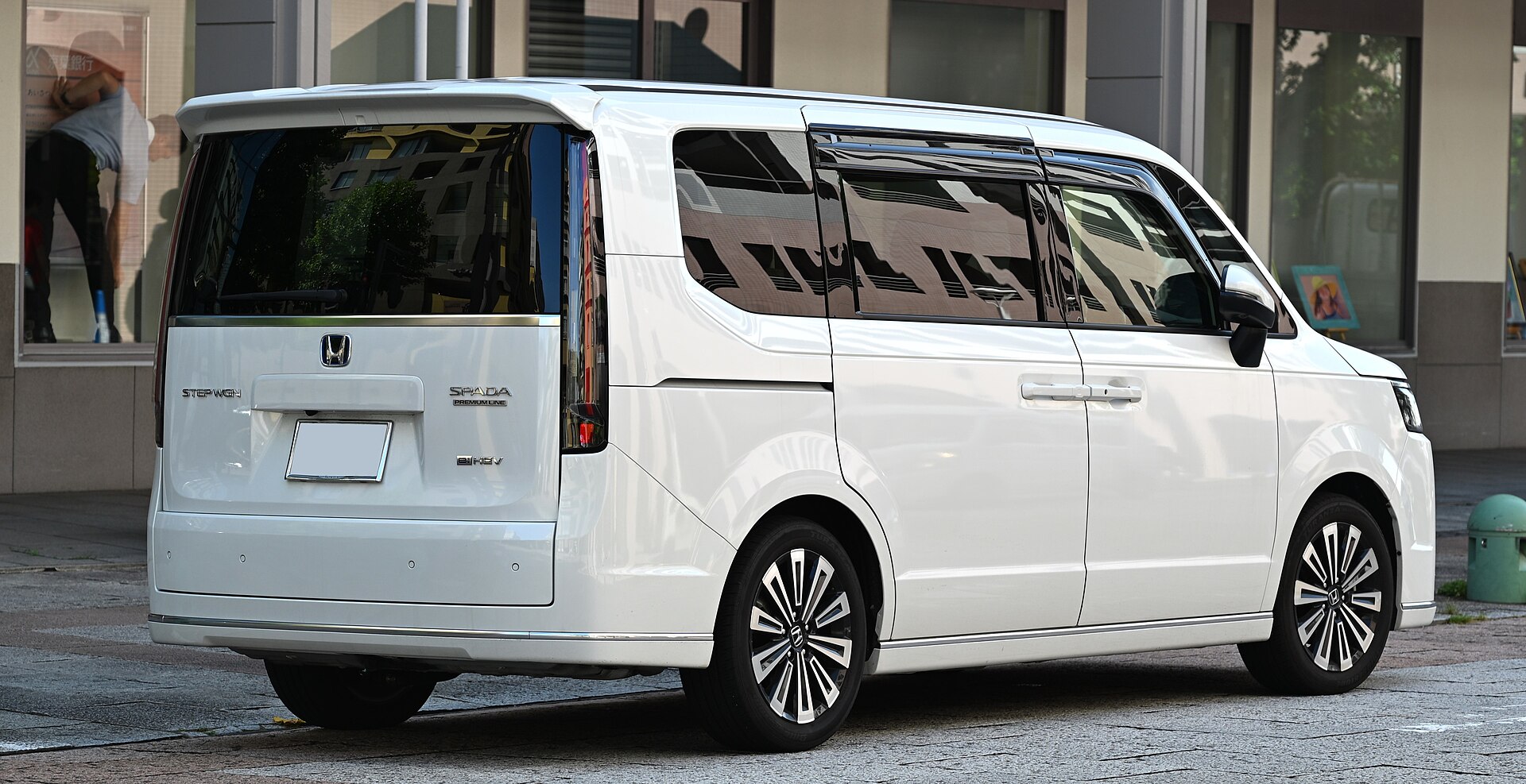 ホンダ ステップワゴン SPADA PREMIUM LINEの後ろ姿