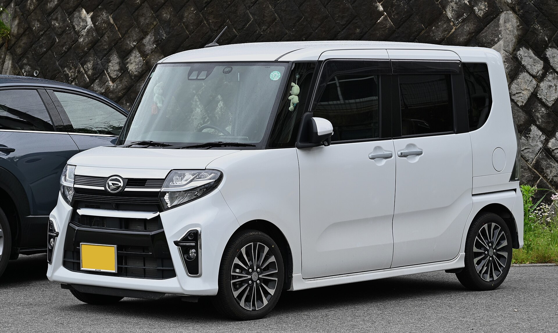 一部改良前のタント カスタムを斜め後ろから見たところ