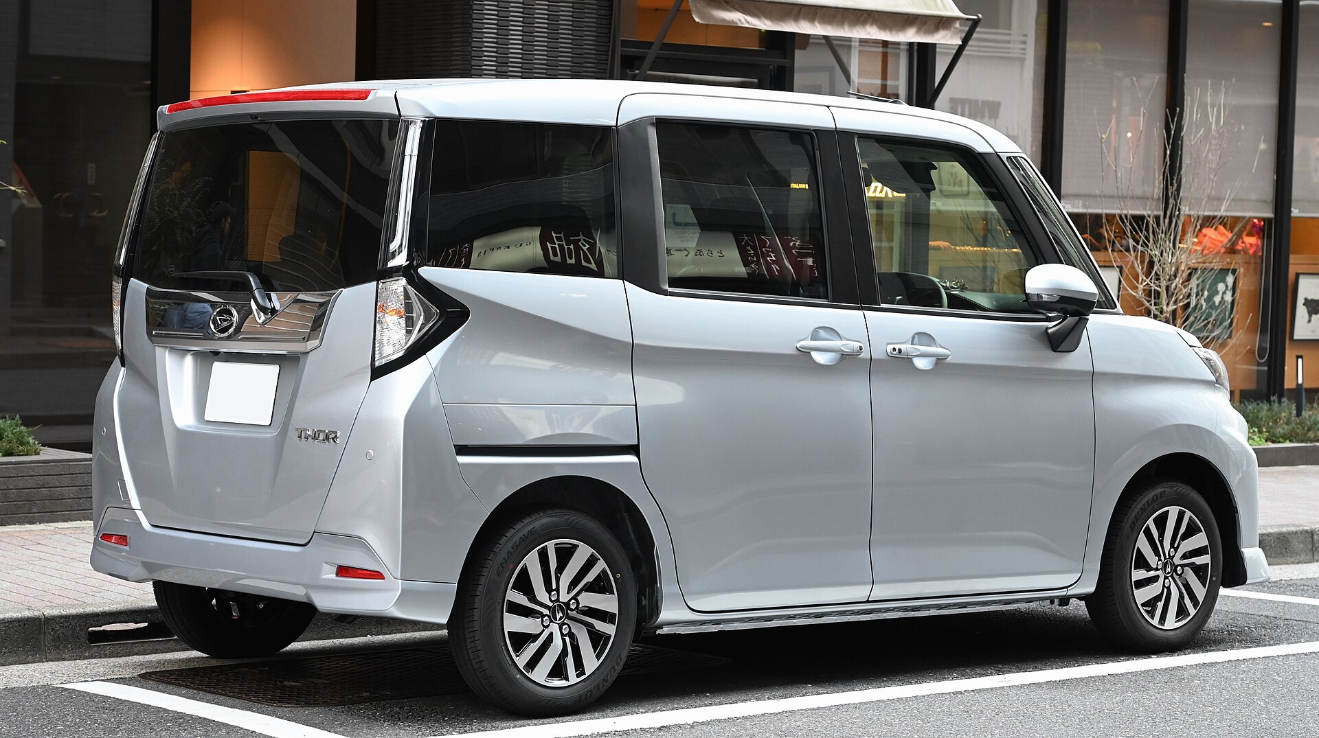 一部改良前のトールを斜め後ろから見たところ