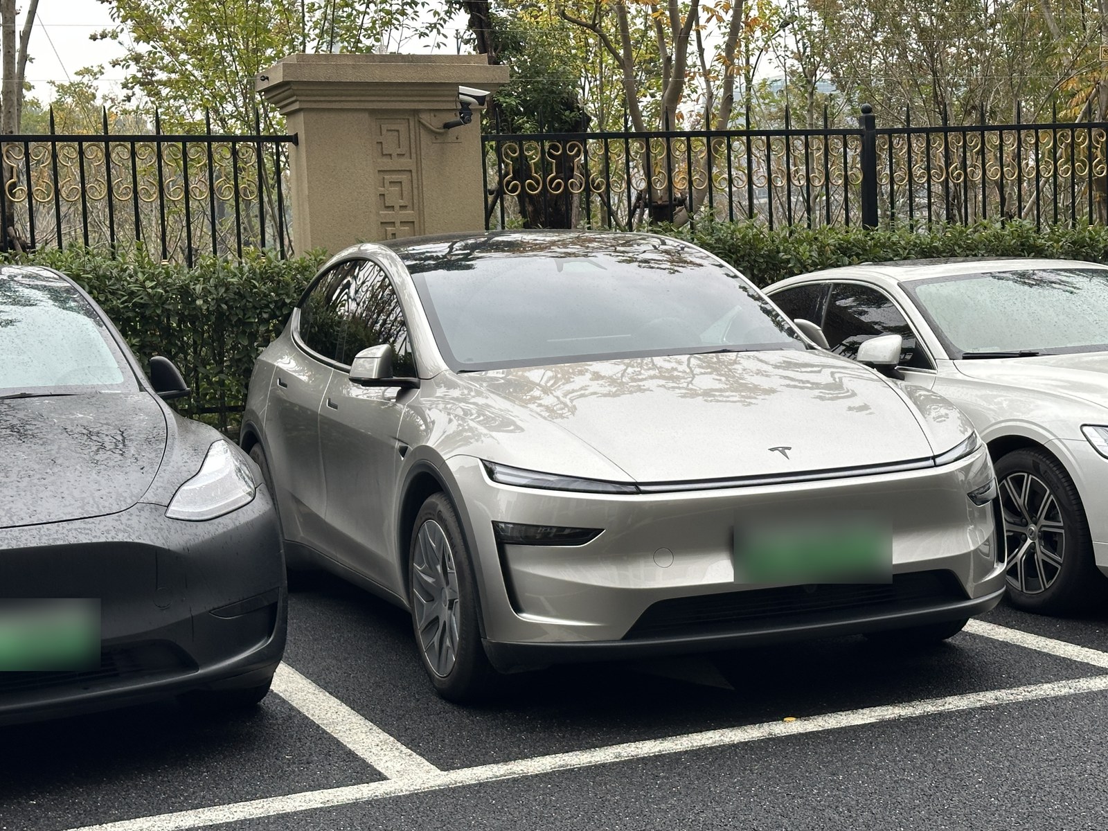 駐車場に止まった新型のSUVタイプの電気自動車を右前から見た写真