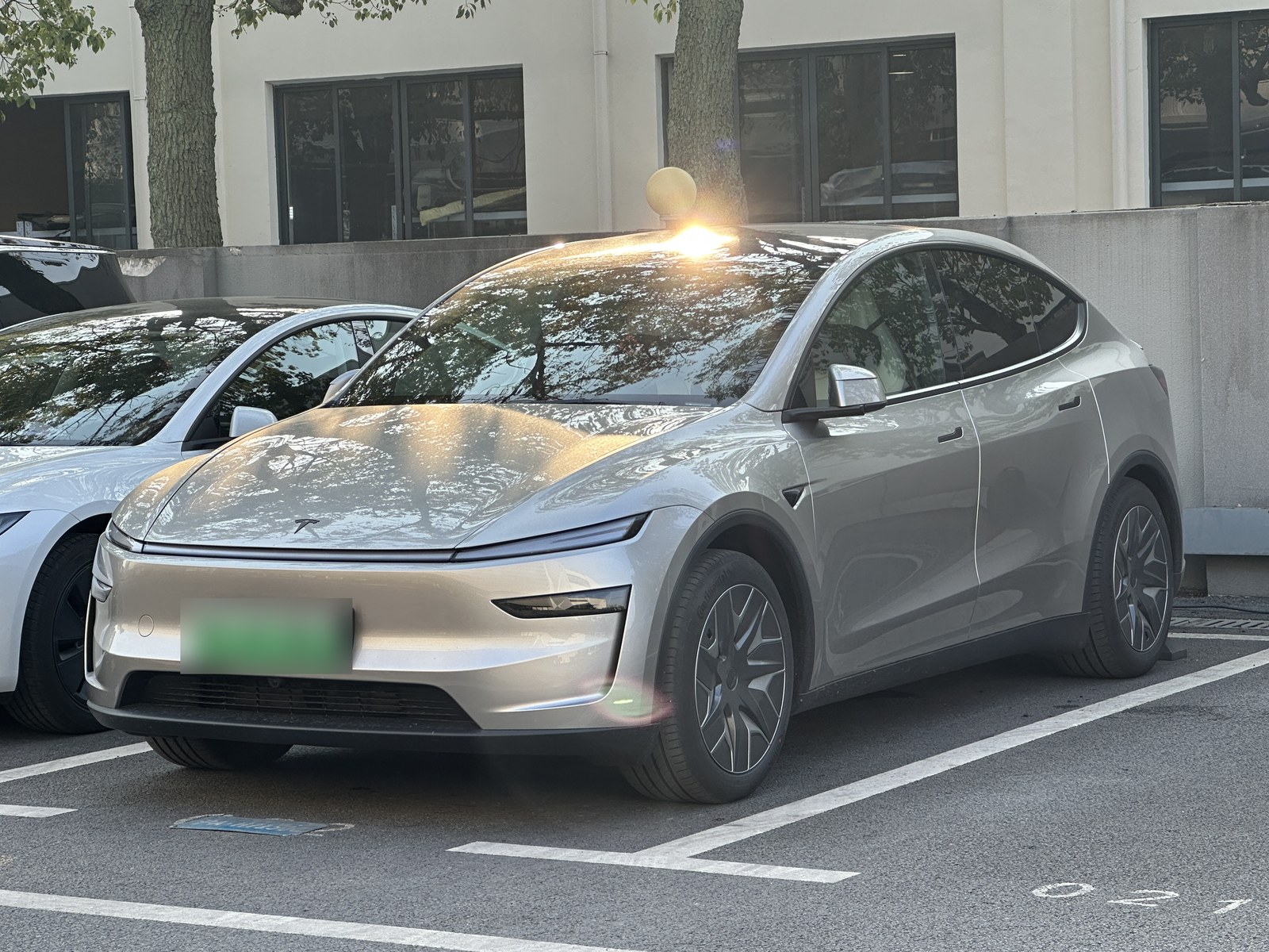 駐車場に止まった別の個体の電気自動車を右前から見た写真