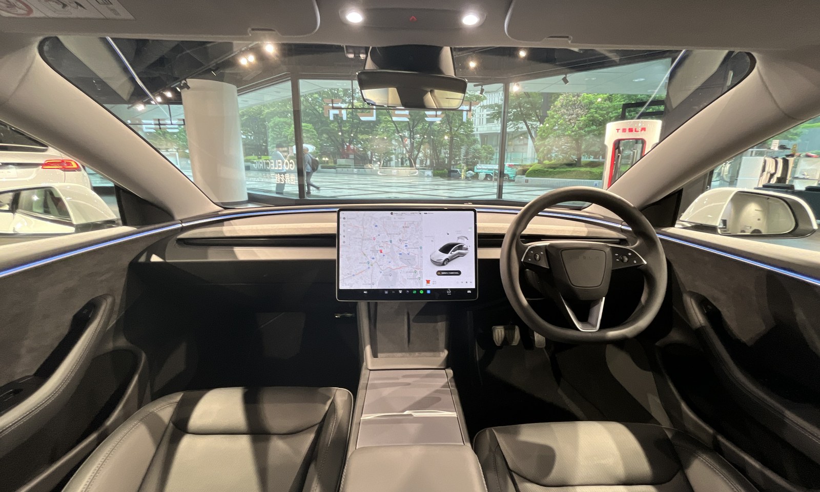 右ハンドルの電気自動車の車内を運転席側から見た写真