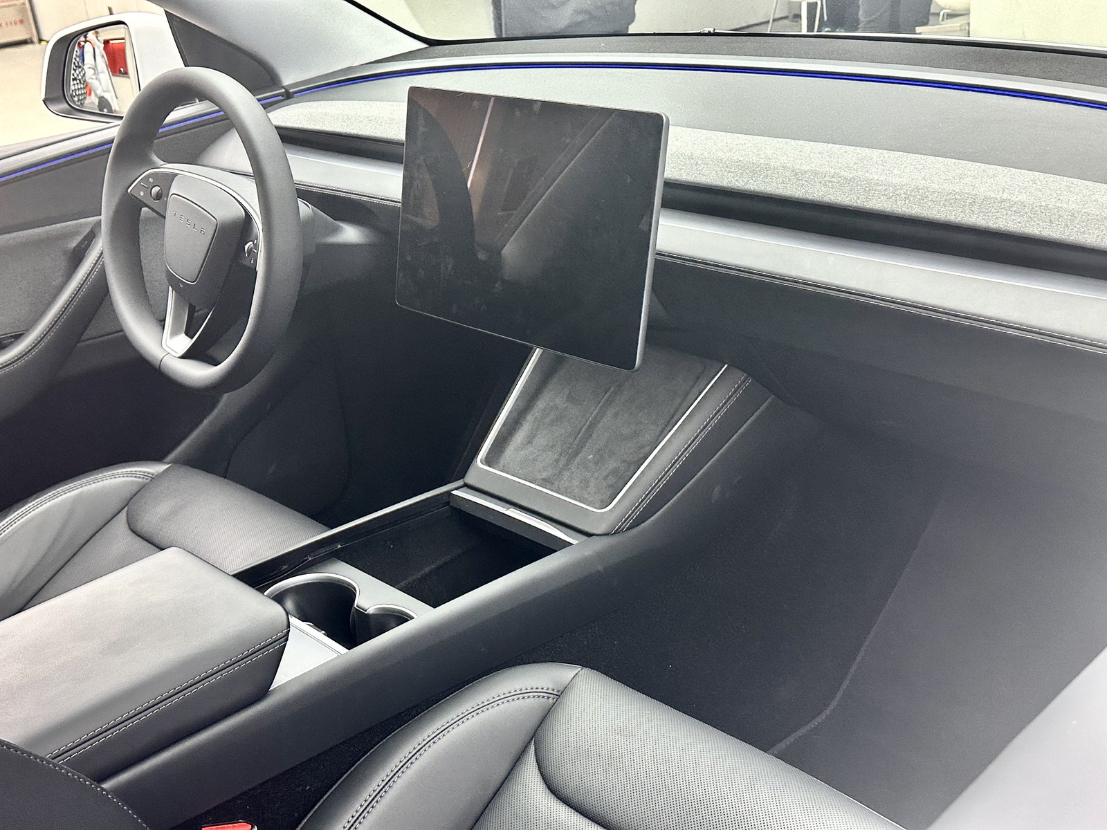 車内のセンタータッチスクリーンとセンターコンソールの写真