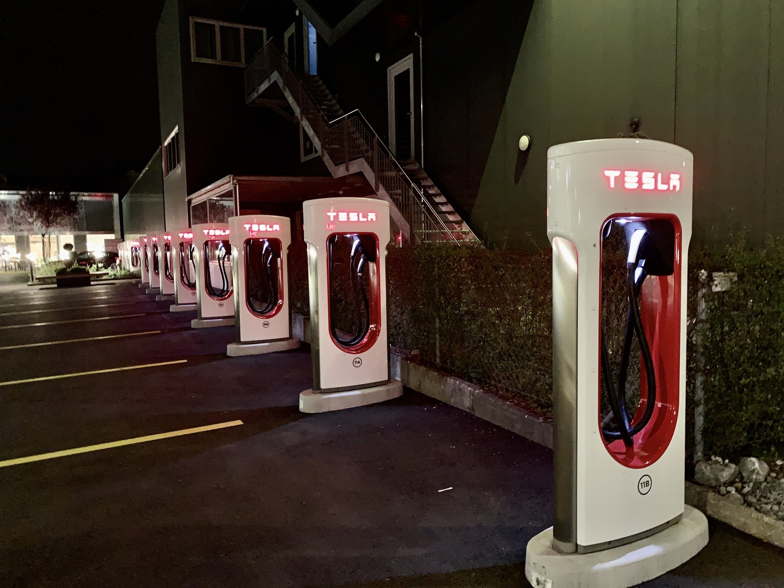 夜の駐車場に並ぶ急速充電器の写真(海外で撮影)