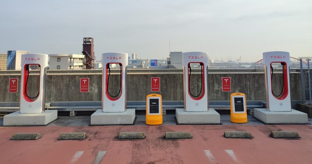 テスラのスーパーチャージャーは全国150箇所744基|最大250kW、約15分で275km分
