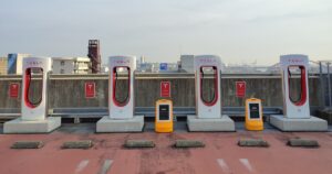 テスラのスーパーチャージャーは全国150箇所744基|最大250kW、約15分で275km分