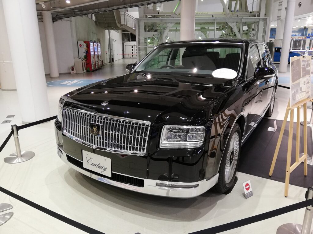 センチュリー(セダン)の新車価格は2,300万円｜5.0L V8ハイブリッド、システム出力317kW・燃費11.2km/L【2026年10月・トヨタ公式】