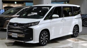 トヨタの7人乗り・8人乗りの新車価格を比べる【2026年10月】7人乗りの最安はシエンタ2,185,700円、8人乗りはノア3,261,500円