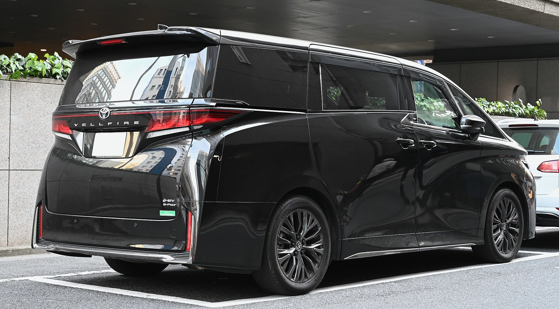 ヴェルファイアの後ろ側の外観(実写・展示車・イメージ)