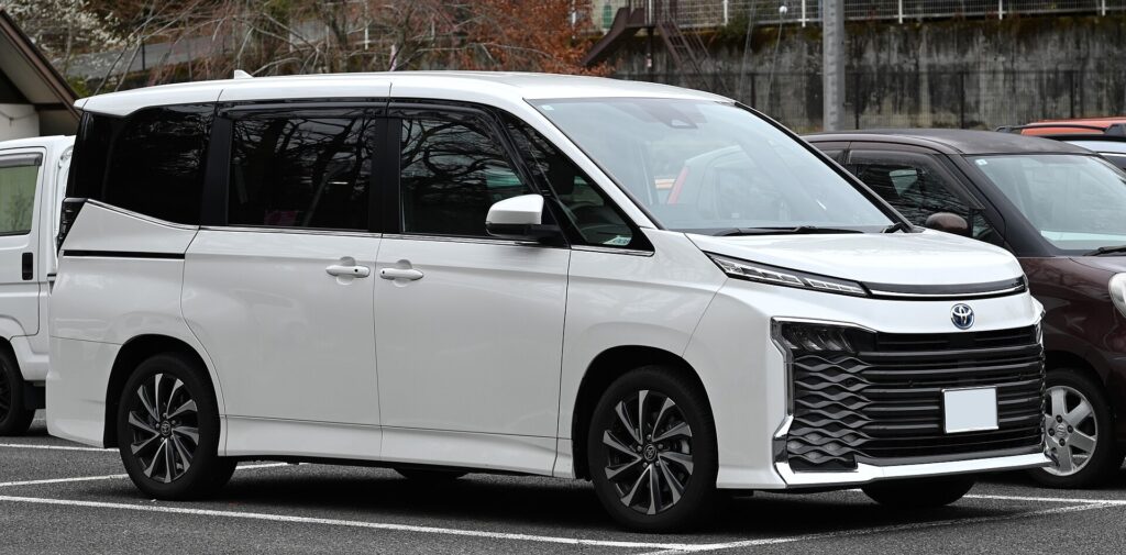 ヴォクシーの新車価格は3,751,000円から4,380,200円｜S-G・S-Zの7人乗り・8人乗り、2WDとE-Fourの全5通り【2026年10月・トヨタ公式】